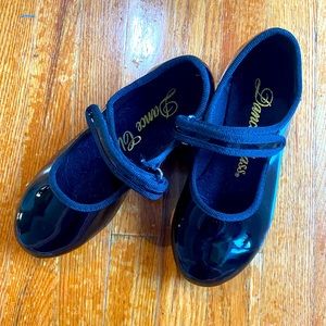Size 10 tap shoes toddler with Velcro. Dance class black tap shoes